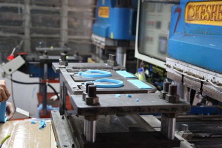 硅膠油壓機(jī)成型過程 硅膠油壓機(jī)成型過程